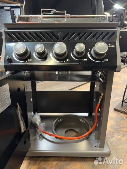 Газовый гриль napoleon Rogue-425 RSB с вертелом и