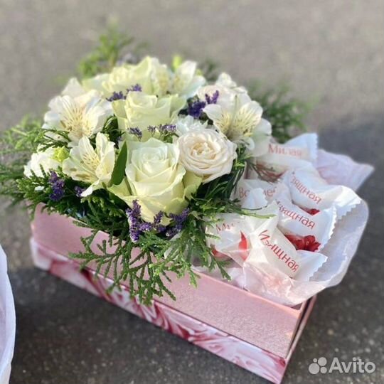 Коробка с конфетами, цветы в коробке
