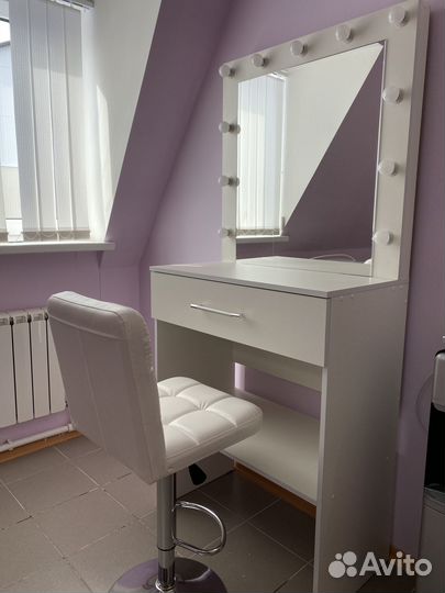 Гримёрный стол с зеркалом с подсветкой