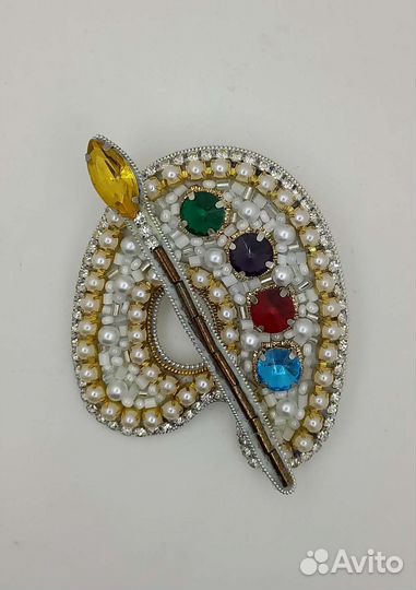Брошь ручной работы из бисера