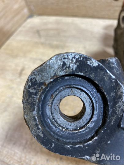 Поворотный кулак левый VW Passat B6 X12