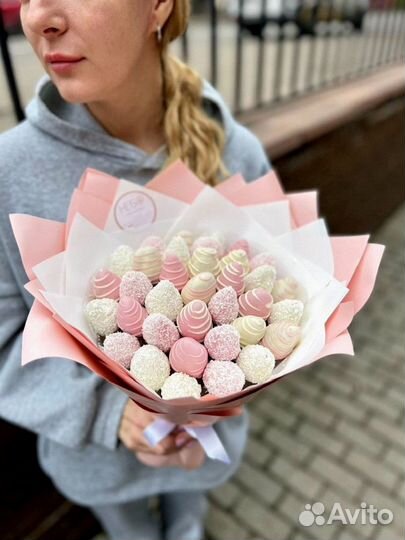 Шкатулка с клубникой в шоколаде и цветами