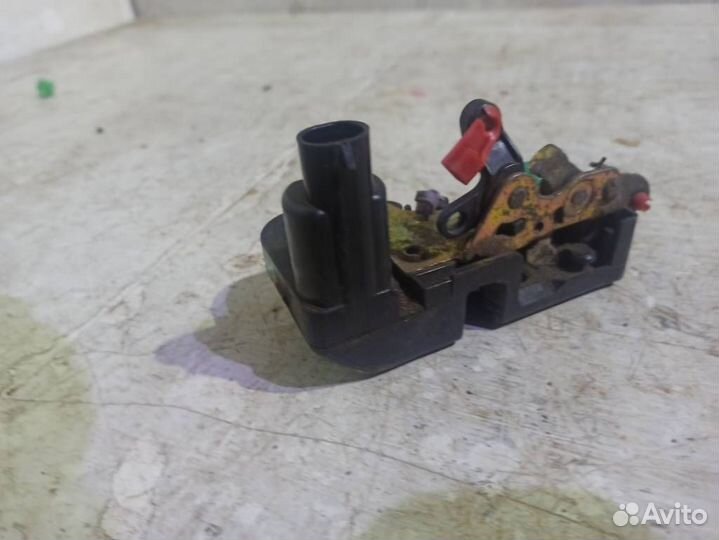 Замок двери передней правой