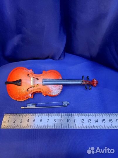 Миниатюра музыкального инструмента виолончель