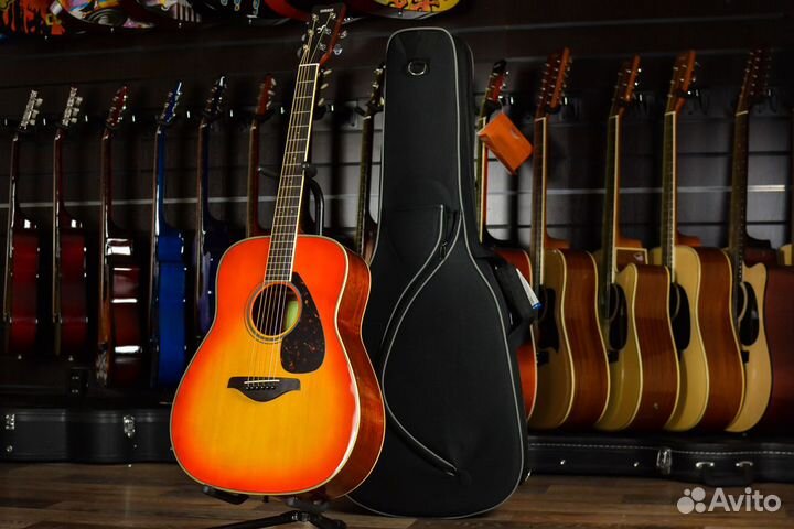 Акустическая гитара Yamaha + Аксессуары