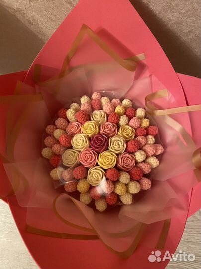 Букет из шоколадных роз и малинок