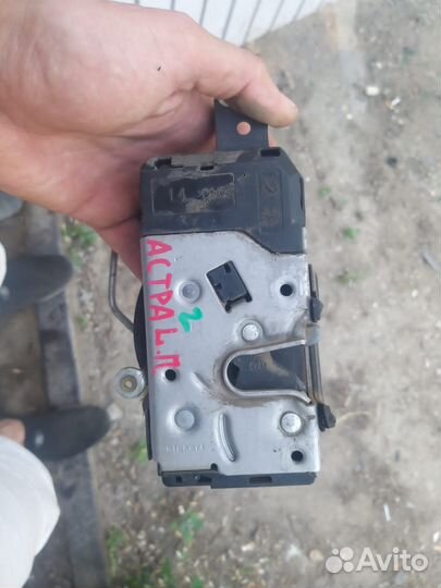 Замок левый передний Opel Astra h