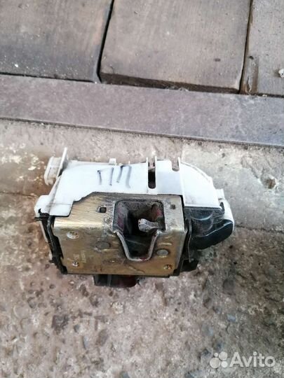 Передний правый замок двери венто/гольф 3