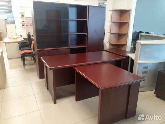 Много офисной мебели б.у
