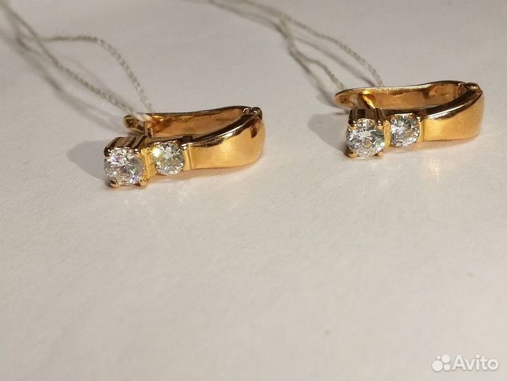 Золотые серьги с камнем