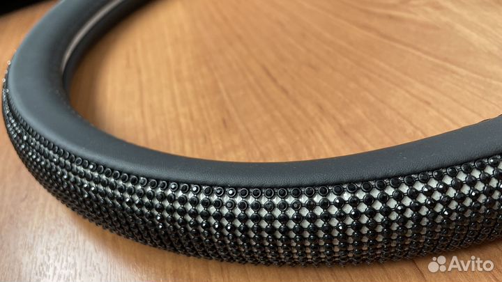 Оплетка на руль со стразами