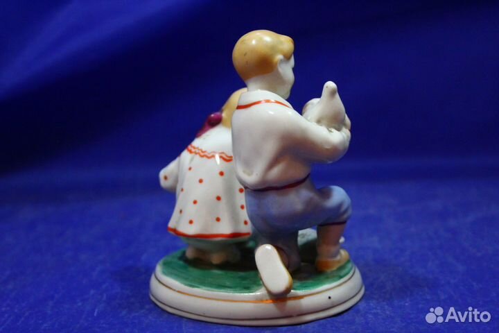 Фарфоровая статуэтка Дети кормят голубей Счастливо