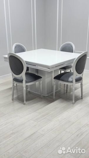 Стол и стулья в гостиную. В наличии