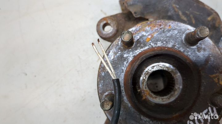 Ступица (кулак, цапфа) левая передняя Mazda 626