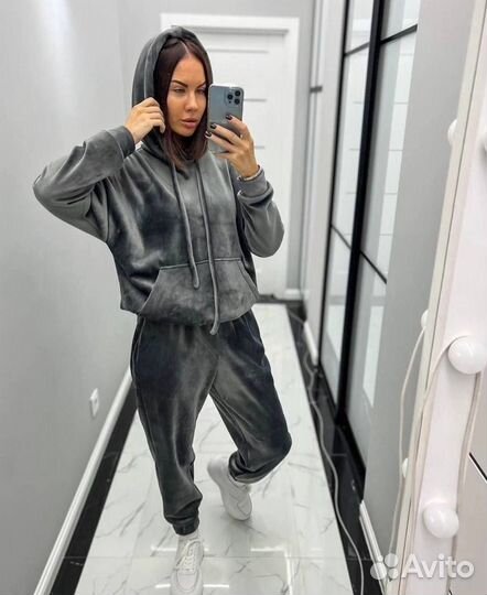Женский спортивный костюм
