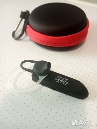 Bluetooth-гарнитура New Bee с чехлом. Новая