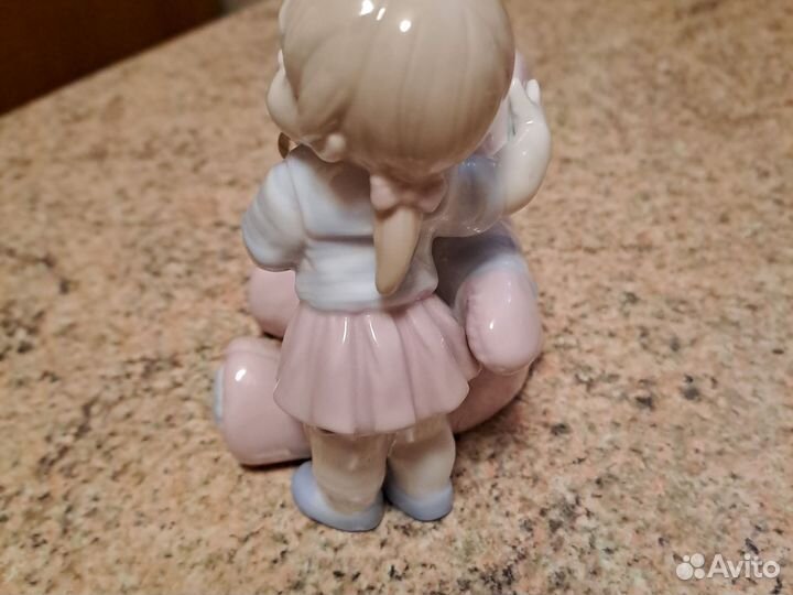 Статуэтка Павоне фарфор