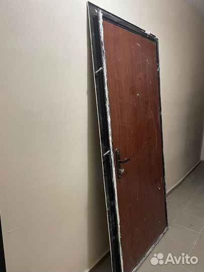 Дверь входная металлическая от застройщика. 95х205