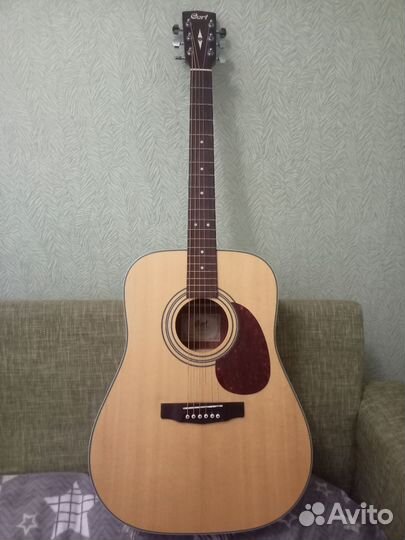 Акустическая гитара с чехлом и аксессуарами
