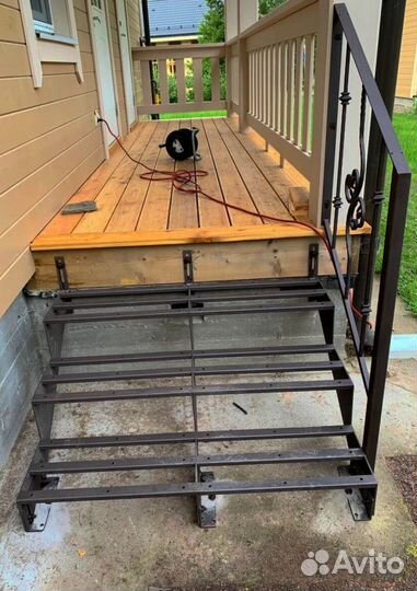 Лестница прямая на металлокаркасе