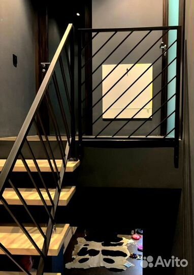 Лестница на металлокаркасе закрытого типа