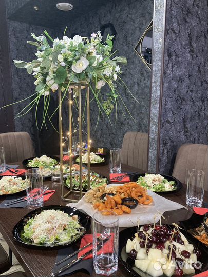 Стойки, арки, столы, цветы для оформления