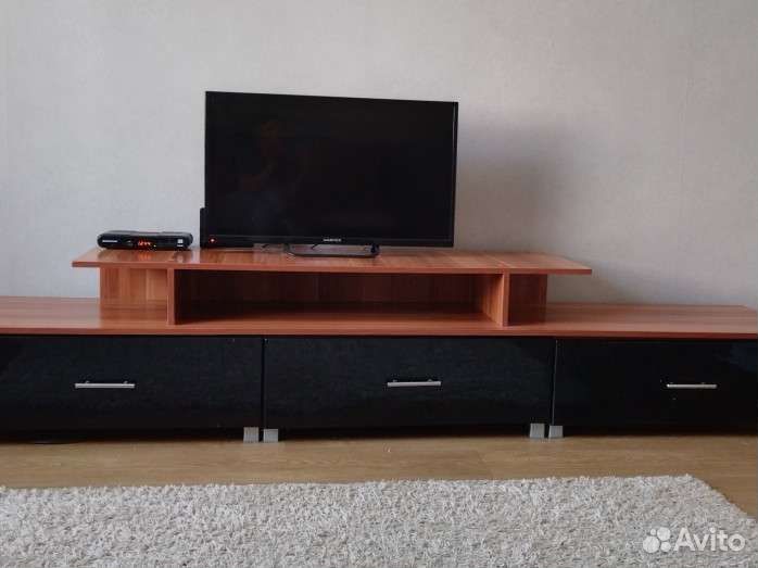 Тумба под телевизор и навесной шкаф