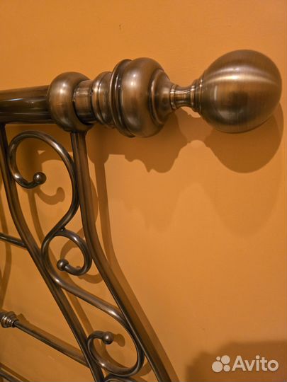 Металлическая двуспальная кровать