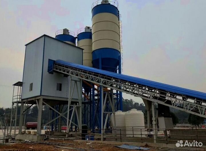 Бетонный насос с длинной стрелой