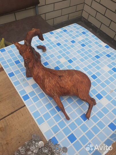 Олень из дерева