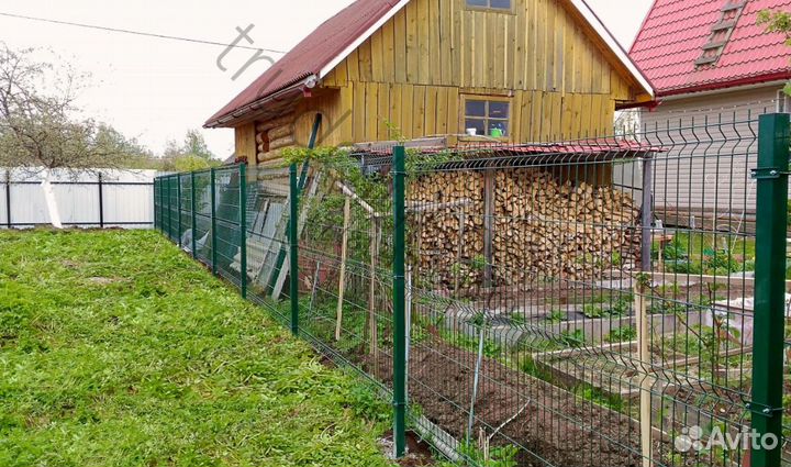 Забор из 3D сетки с металлическими столбами качест