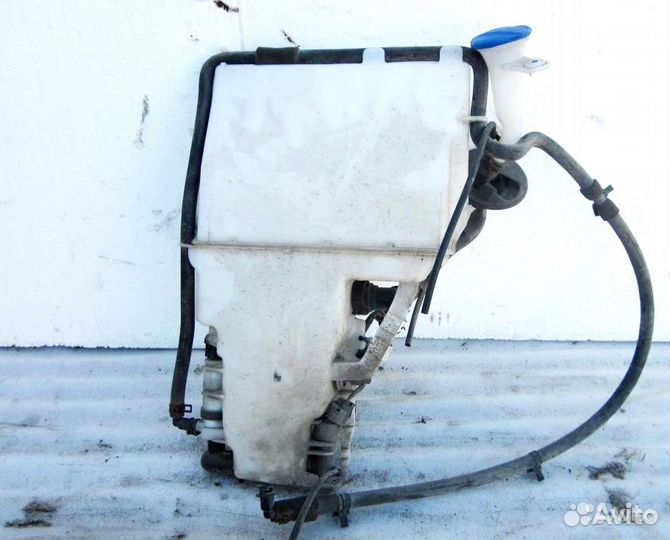 Бачок омывателя всборе моторчик Genesis G80