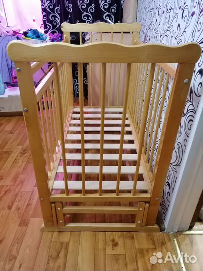 Детская кроватка с продольным маятником