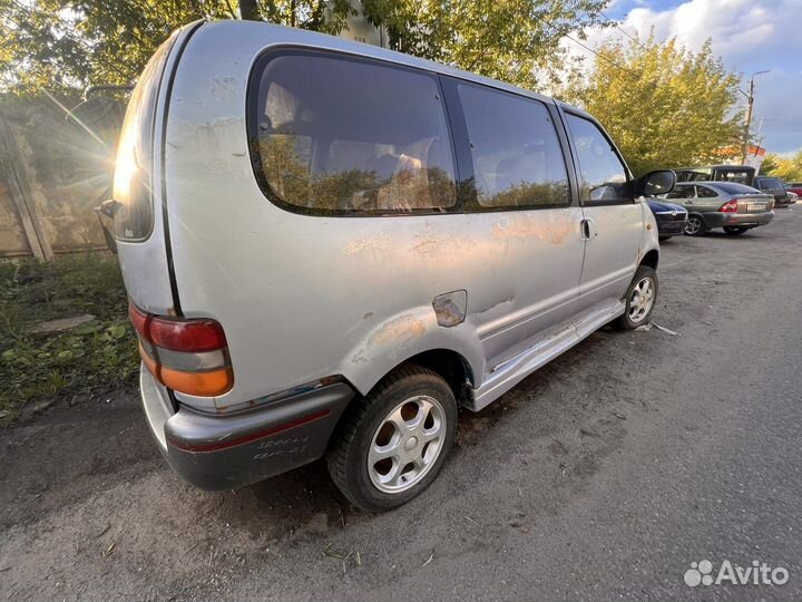 В разборе nissan serena