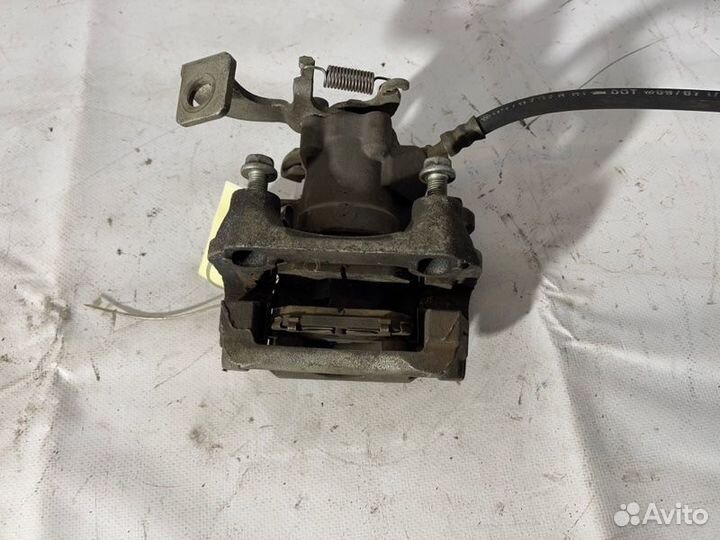 Суппорт задний правый Toyota Auris ZRE152