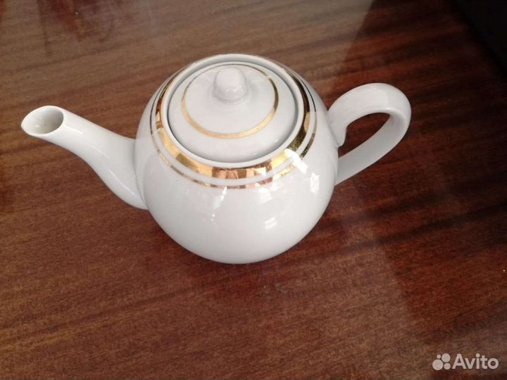 Заварочный чайник и молочница
