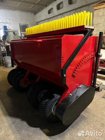 Прицеп - разбрасыватель со щеткой (пескователь)