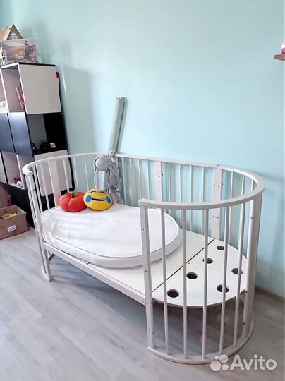 Детская кроватка с маятником белая
