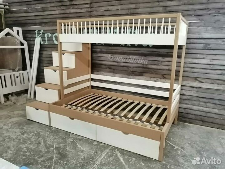 Двухъярусная Эко кровать с лестницей комодом