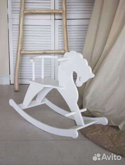 Белая лошадка качалка из дерева