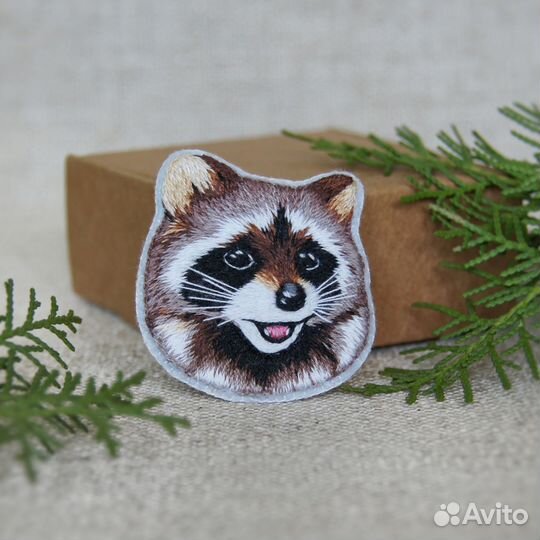 Брошь Крошка Енот.Брошь-булавка, вышивка гладью