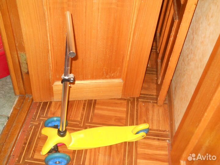 Игрушки, стульчик, самокаты, ходунки