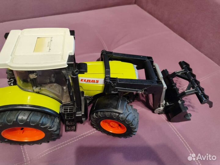 Трактор игрушечный