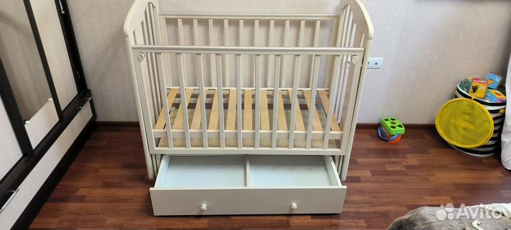 Детская кроватка с поперечным маятником