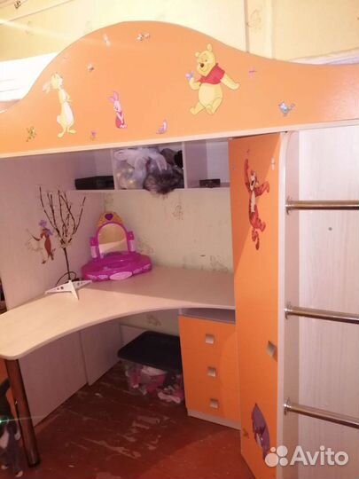 Детская кровать чердак со столом и шкафом