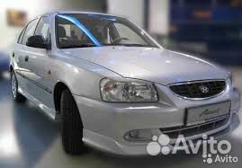 Серебристый передний бампер на Хендай Акцент