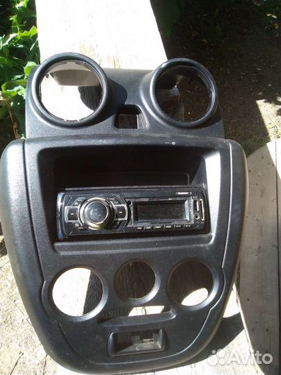 Штатная рамка с магнитолой гранта