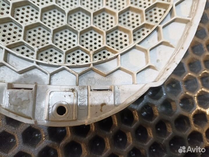 504009712 Решетка динамика Iveco Stralis