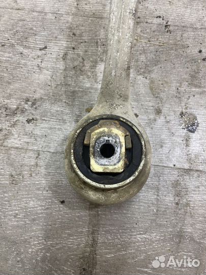 Рычаг передний нижний левый Volkswagen Passat