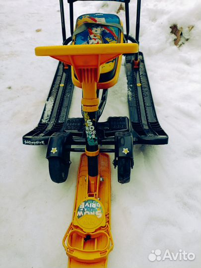 Детский снегокат с ручкой и колесами